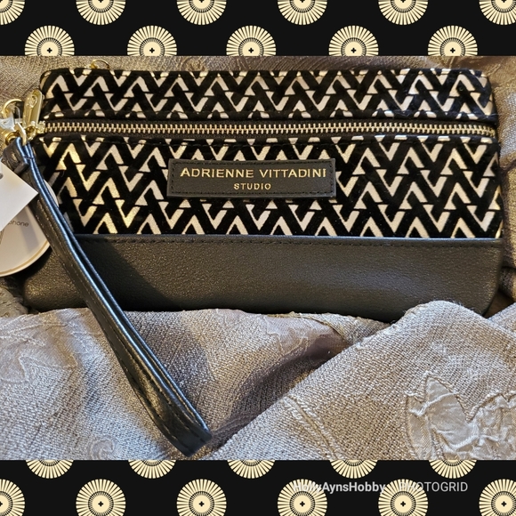 Adrienne Vittadini Handbags - Adrienne V | Black & Gold Wristlet